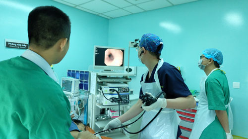Lơ đãng, uống cả thuốc còn bao phim