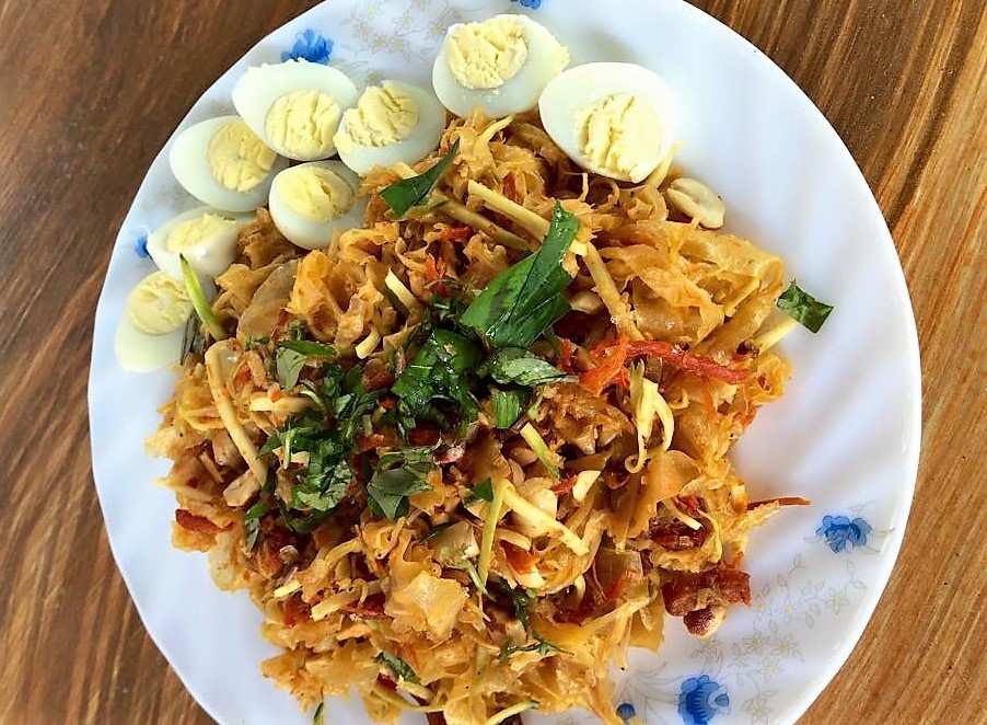 
B&aacute;nh tr&aacute;ng trộn l&agrave; m&oacute;n ăn vặt chưa bao giờ qua thời của S&agrave;i G&ograve;n c&oacute; gi&aacute; 10.000 đồng một bịch. Đ&acirc;y l&agrave; m&oacute;n ăn m&agrave; mọi người l&acirc;u kh&ocirc;ng ăn thấy th&egrave;m. Ảnh: Vũ Thuỷ.
