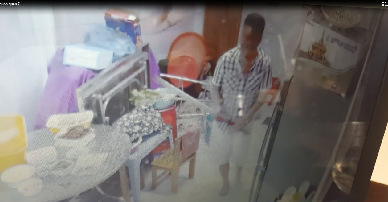 Clip: Côn đồ vào nhà truy sát rồi cướp táo tợn