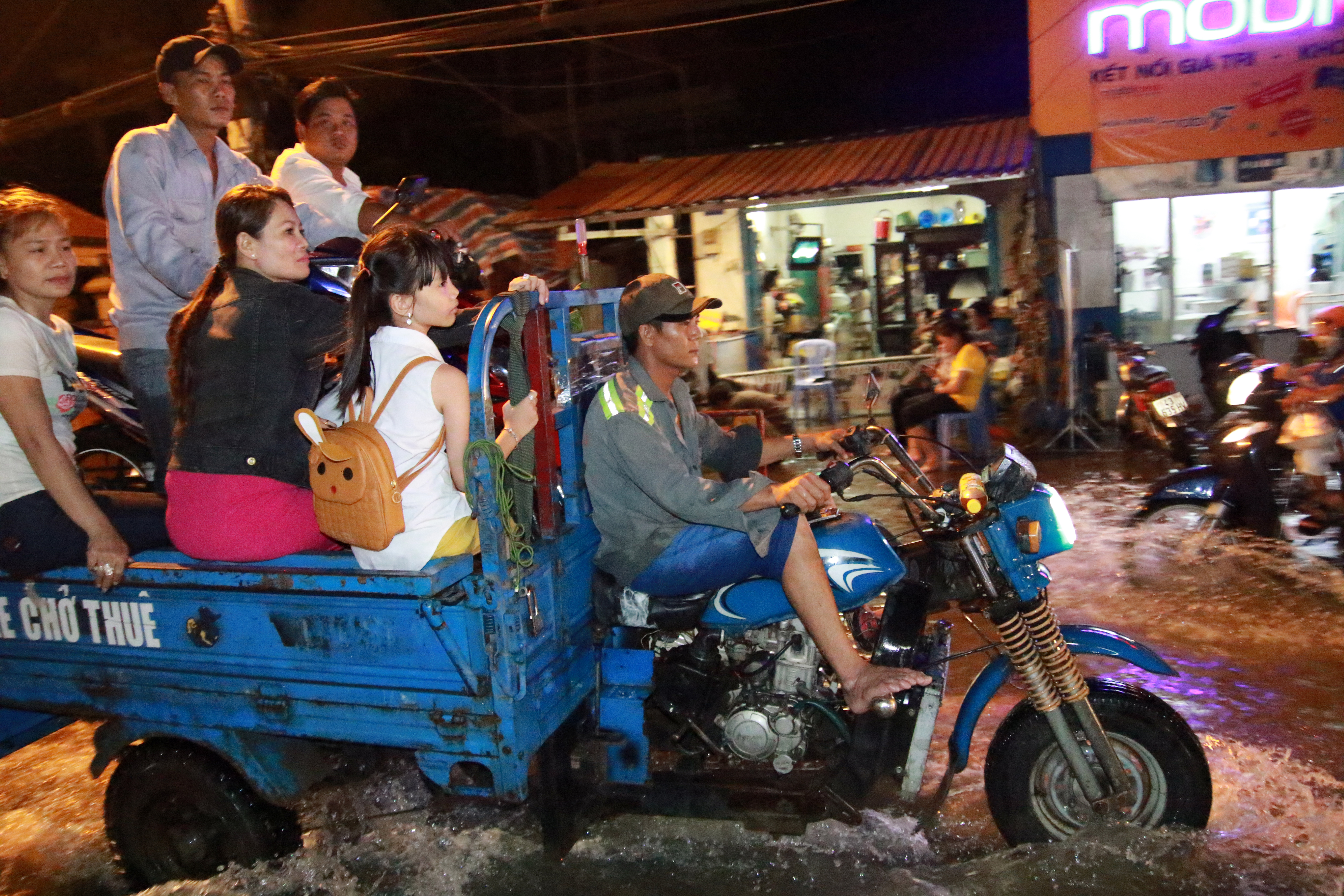 S&agrave;i G&ograve;n hụp lặn trong nước ngập đ&ecirc;m đầu tuần - Ảnh 15.