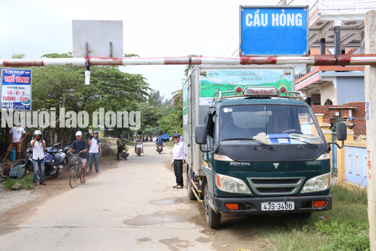 Hàng ngàn người liều mình lưu thông qua cây cầu sắp sập - Ảnh 16.