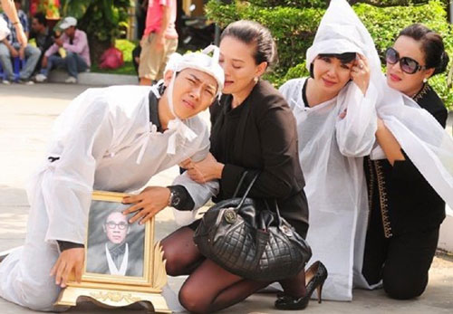 Chấp nhận đưa ảnh lên bàn thờ...vì nghệ thuật
