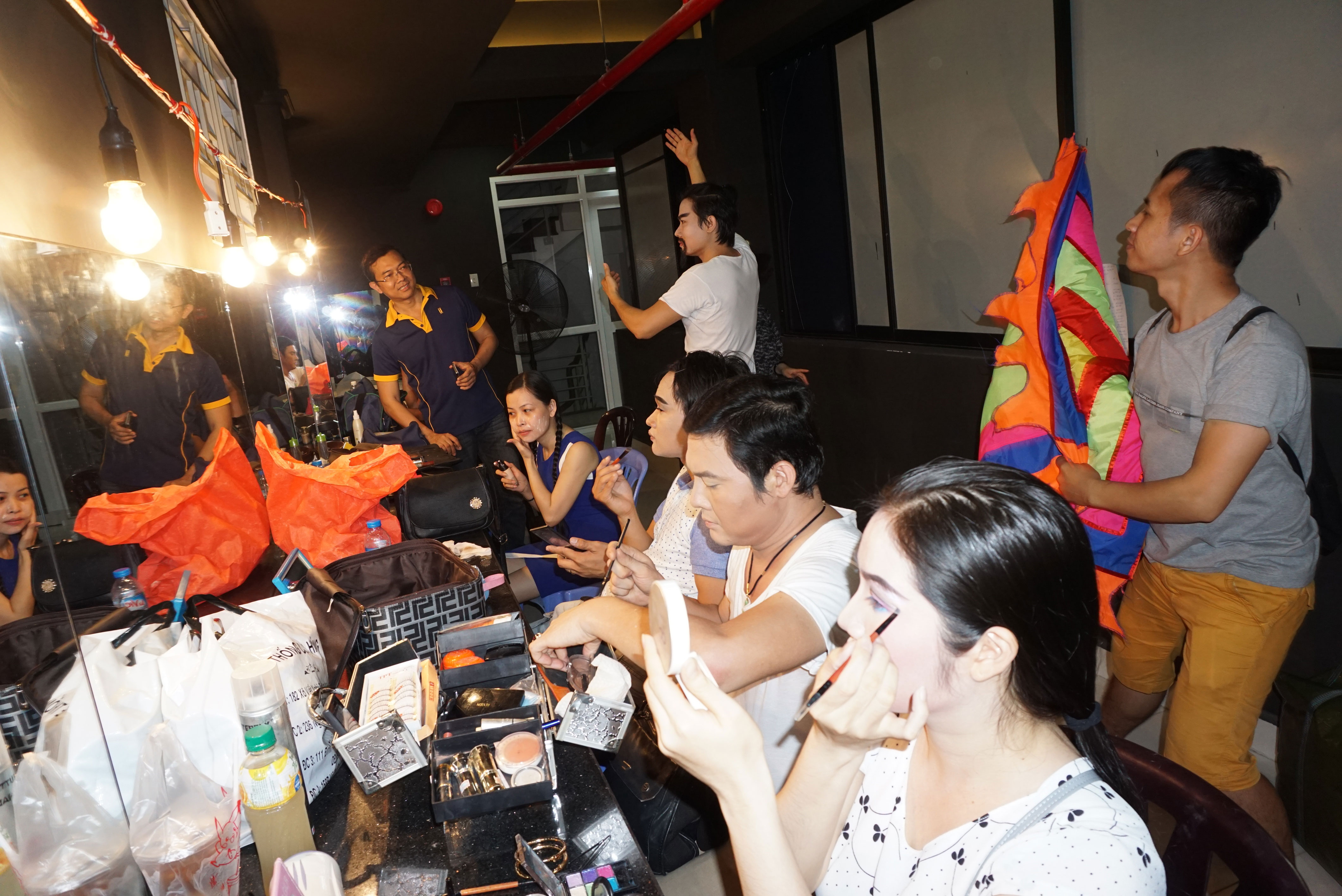 Dở khóc dở cười nhận nhà hát "lỗi"