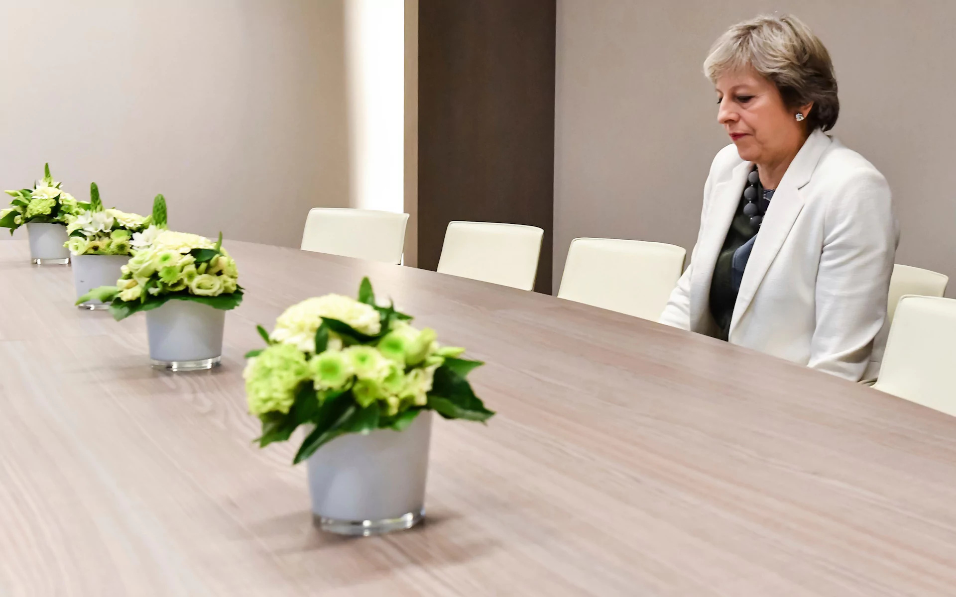 X&ocirc;n xao bức ảnh đơn độc của thủ tướng Anh tại đ&agrave;m ph&aacute;n Brexit - Ảnh 1.