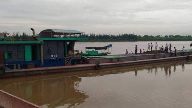 Tai nạn hi hữu trên sông Hồng, 2 vợ chồng thương vong