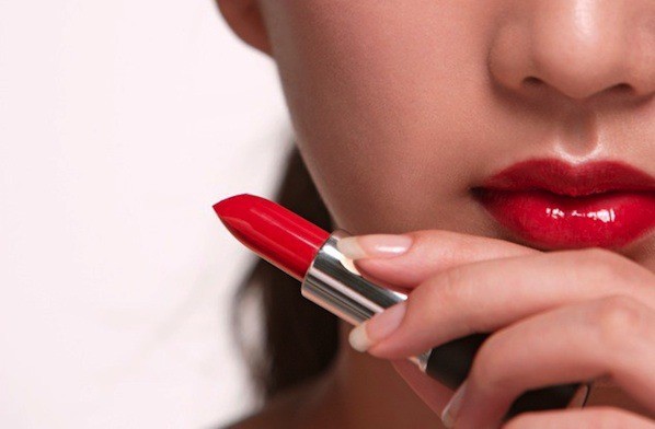 Mua son môi, lây… bệnh tình dục - Ảnh 1.