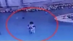 Mẹ mải mê nhắn tin khiến con trai chết đuối không hay biết