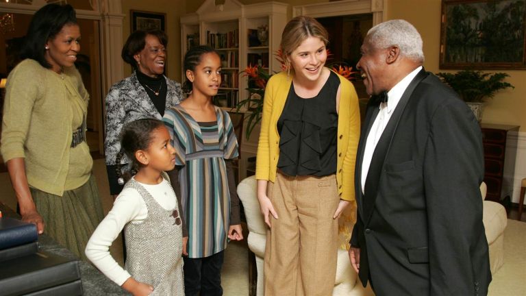 Cả Sasha Obama v&agrave; Malia Obama ng&agrave;y đầu v&agrave;o Nh&agrave; Trắng đều l&agrave; những c&ocirc; g&aacute;i b&eacute; bỏng. Ảnh: White House