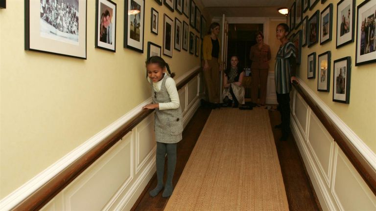 Cũng c&oacute; đ&ocirc;i l&uacute;c &aacute;i nữ nh&agrave; Obama tỏ ra rụt r&egrave;. Ảnh: White House