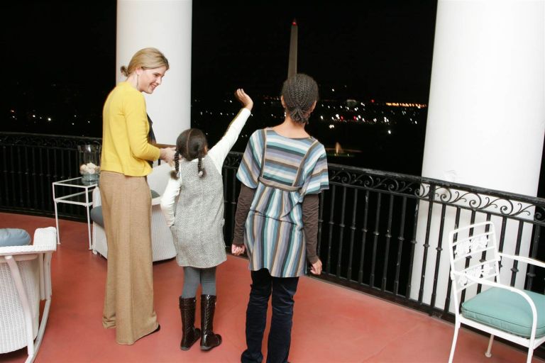 Jenna Bush Hager đưa Sasha v&agrave; Malia Obama tham quan Nh&agrave; Trắng. Ảnh: White House
