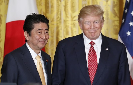 TT Trump không đeo thiết bị phiên dịch khi nghe ông Abe phát biểu
