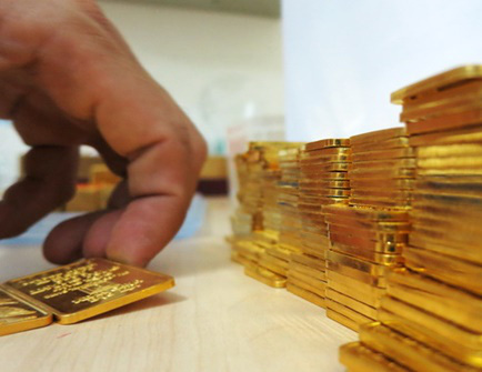 Giá vàng SJC chỉ cao hơn thế giới 400.000 đồng/lượng