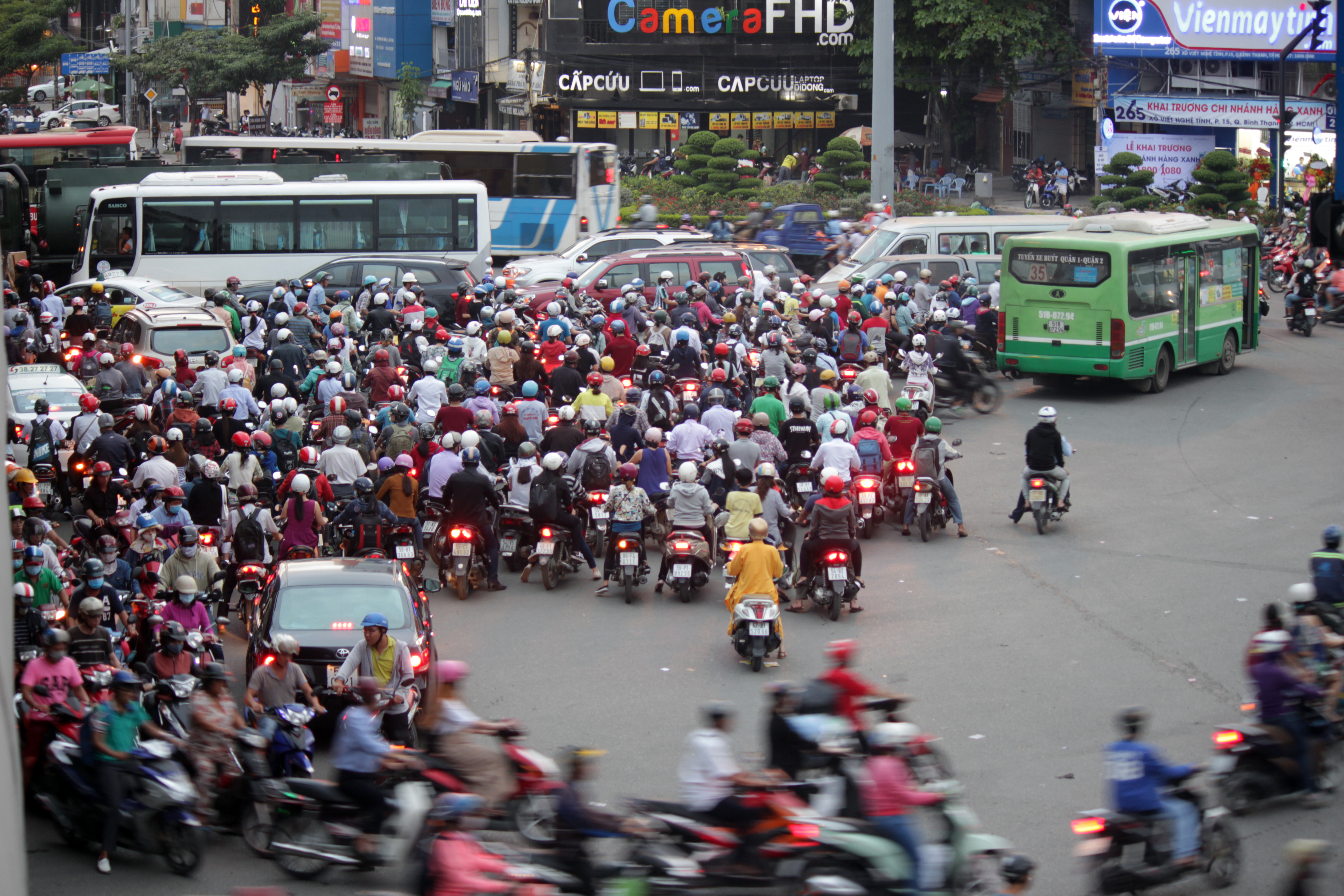 
Khoảng 16 giờ chi&ecirc;̀u 6-1, lượng xe đ&ocirc;̉ v&ecirc;̀ ngã tư Hàng Xanh mỗi l&uacute;c m&ocirc;̣t đ&ocirc;ng.
