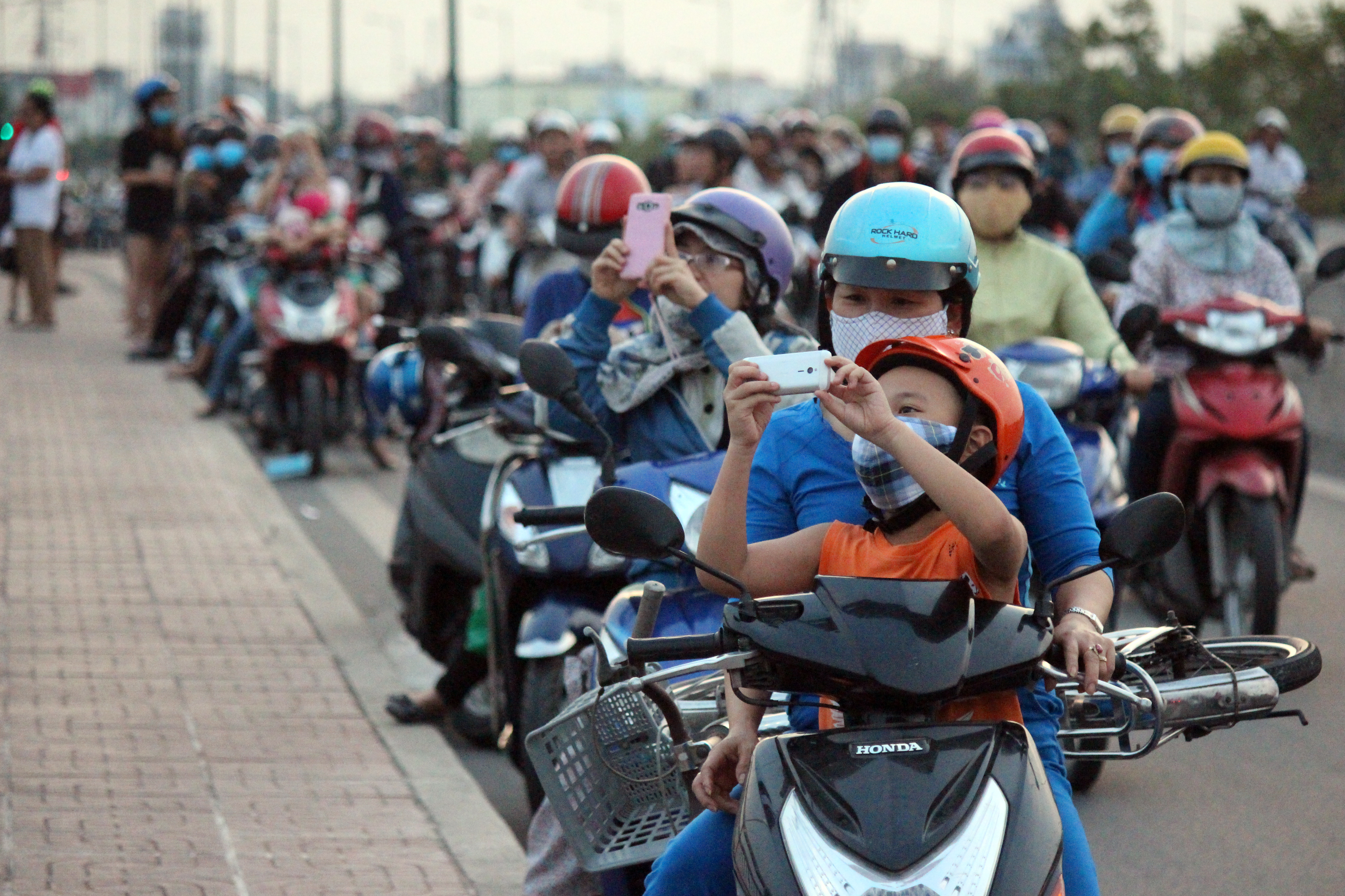Nhiều em nhỏ cũng đòi bố mẹ dừng lại để ngắm nhìn, chụp hình các con diều bay lượn. Chị Thủy cho biết đậu xe dưới đường là phạm luật và nguy hiểm, nhưng chiều con nên đành dừng lại giữa đường.
