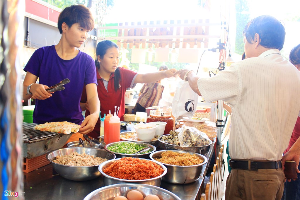 
B&aacute;nh tr&aacute;ng nướng c&oacute; gi&aacute; khoảng 10.000 đồng. Thi&ecirc;n đường b&aacute;nh tr&aacute;ng nướng nổi tiếng nhất của TP.HCM l&agrave; đường Cao Thắng (quận 3). Tuy nhi&ecirc;n, bạn c&oacute; thể t&igrave;m thấy m&oacute;n ăn n&agrave;y ở c&aacute;c khu chợ, c&ocirc;ng vi&ecirc;n, trường học.
