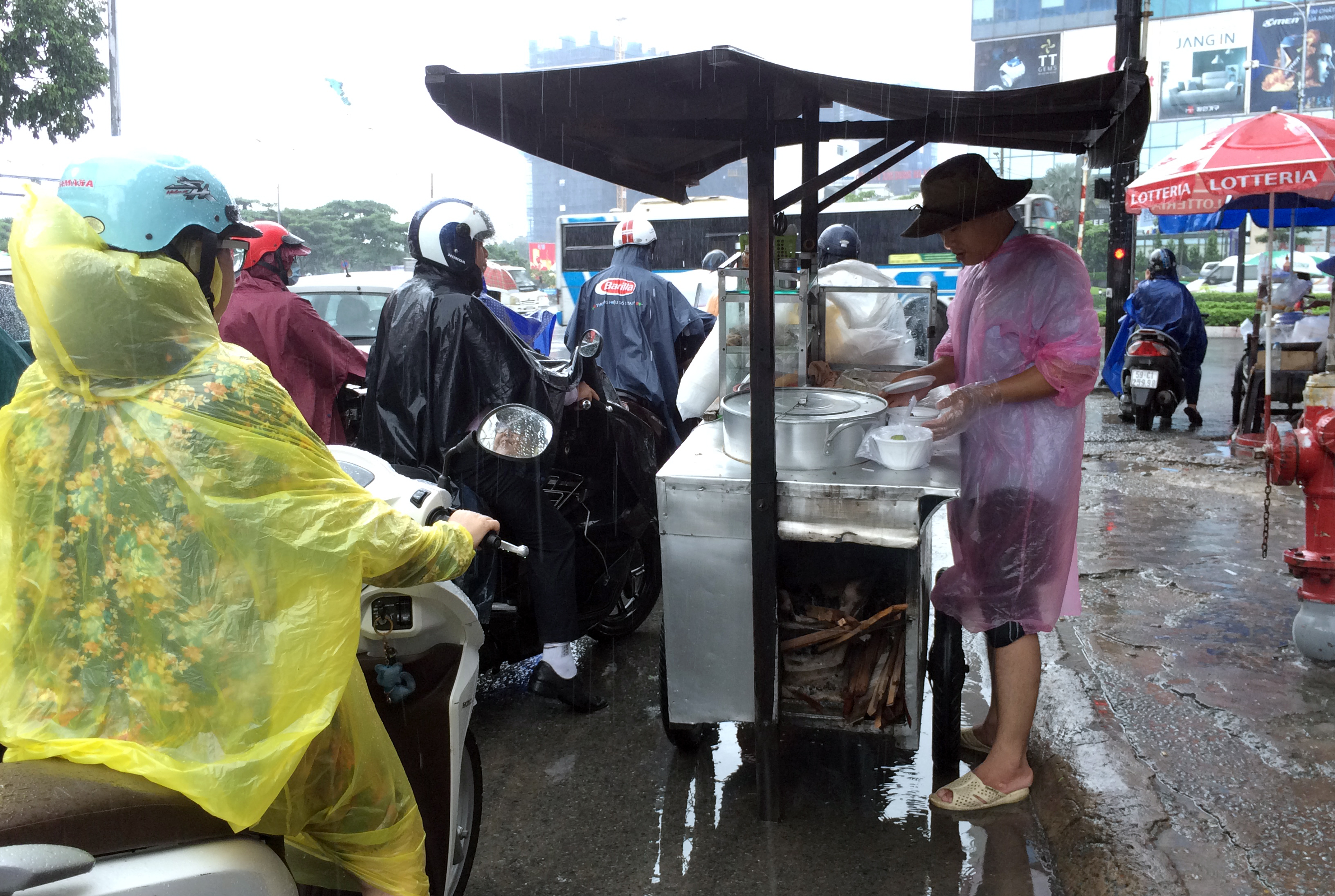Người Sài Gòn khốn đốn trong cơn mưa đầu tuần - Ảnh 12.