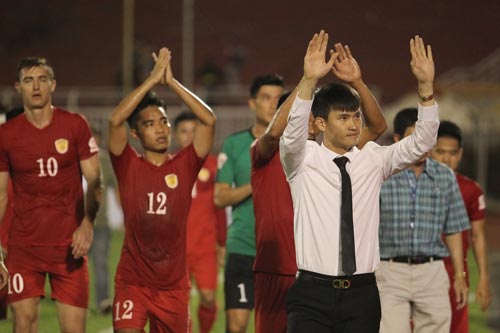 Công Vinh ghi điểm với CĐV TP HCM