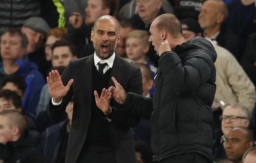 HLV Guardiola than phiền trợ lý trọng tài trong trận Man City thua chủ nhà Chelsea 1-2 rạng sáng 6-4 Ảnh: REUTERS