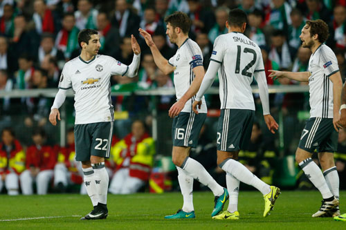 Mkhitaryan (trái) và Carrick chấn thương, rất khó cùng M.U tham dự trận chung kết Cúp Liên đoàn cuối tuần này Ảnh: REUTERS