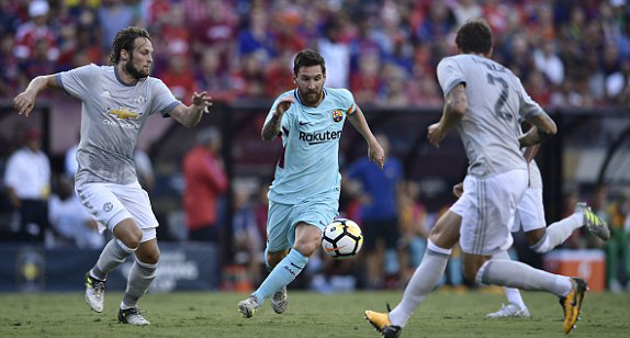 Barcelona - M.U 1-0: Mourinho chưa thể h&oacute;a giải Messi - Ảnh 1.