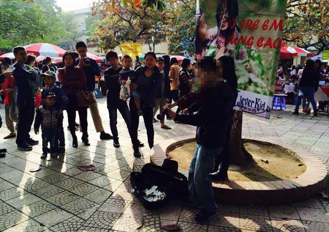 Nạt nộ bé trai 15 tuổi kéo violon bên hồ Gươm: Mẹ bảo có, cảnh sát nói không