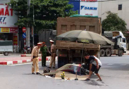 3 người chết thảm dưới bánh xe tải, tài xế rời hiện trường