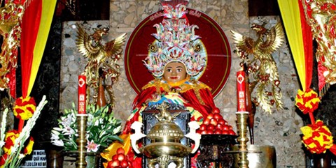 Lên Núi Sam xem vòng đeo cổ Bà Chúa Xứ nặng 6 kg vàng