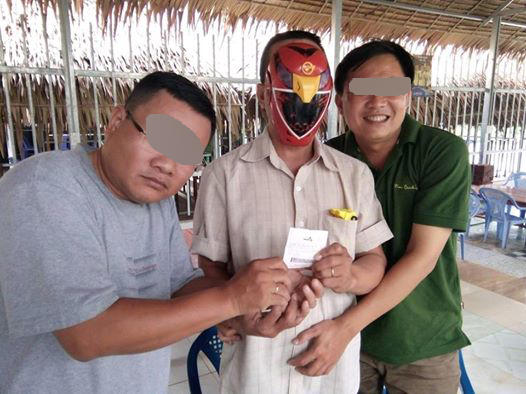 Nhóm bạn của anh Sĩ dàn cảnh một người đeo mặt nạ siêu nhân lãnh thưởng giải Jackpot đầu tiên ở Cần Thơ
