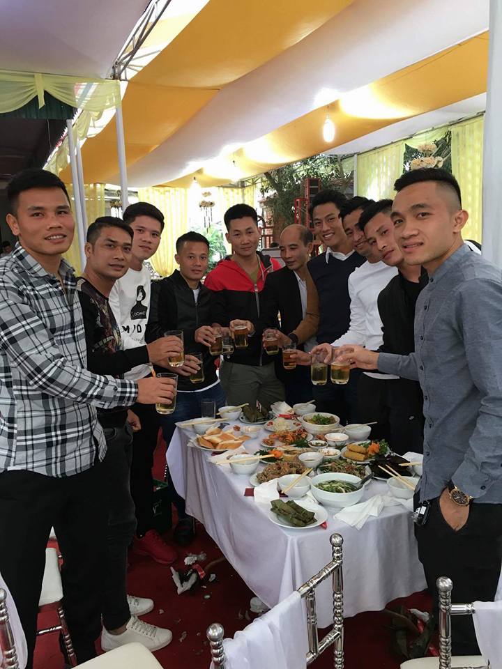 Th&agrave;nh Lương, Vũ Minh Tuấn, Sầm Ngọc Đức, Mạc Hồng Qu&acirc;n, Tuấn Linh, Thanh H&agrave;o rủ nhau về Thanh H&oacute;a mừng cưới vợ chồng Văn Thắng
