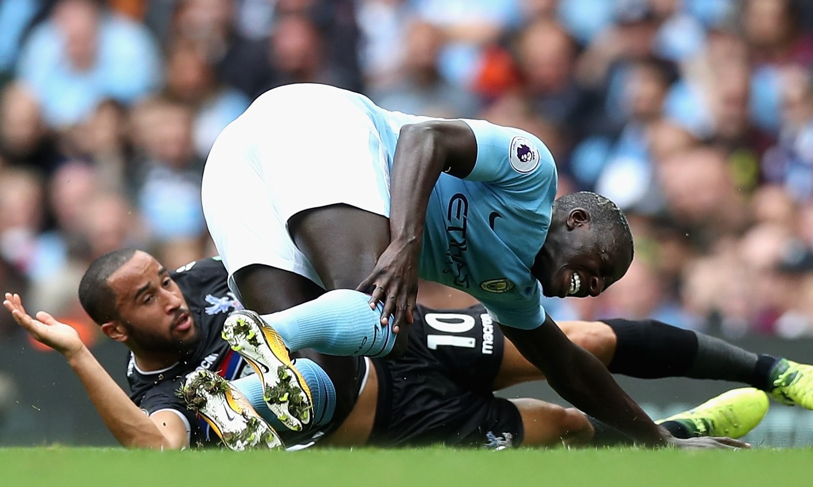 Hậu vệ đắt giá của Man City nghỉ hết mùa