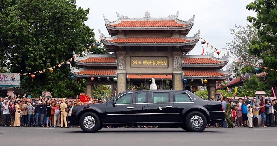 
Chiếc Cadillac One của Obama được rất đ&ocirc;ng người d&acirc;n ch&agrave;o đ&oacute;n khi di chuyển tr&ecirc;n đường Nam Kỳ Khởi Nghĩa, trước ch&ugrave;a Vĩnh Nghi&ecirc;m
