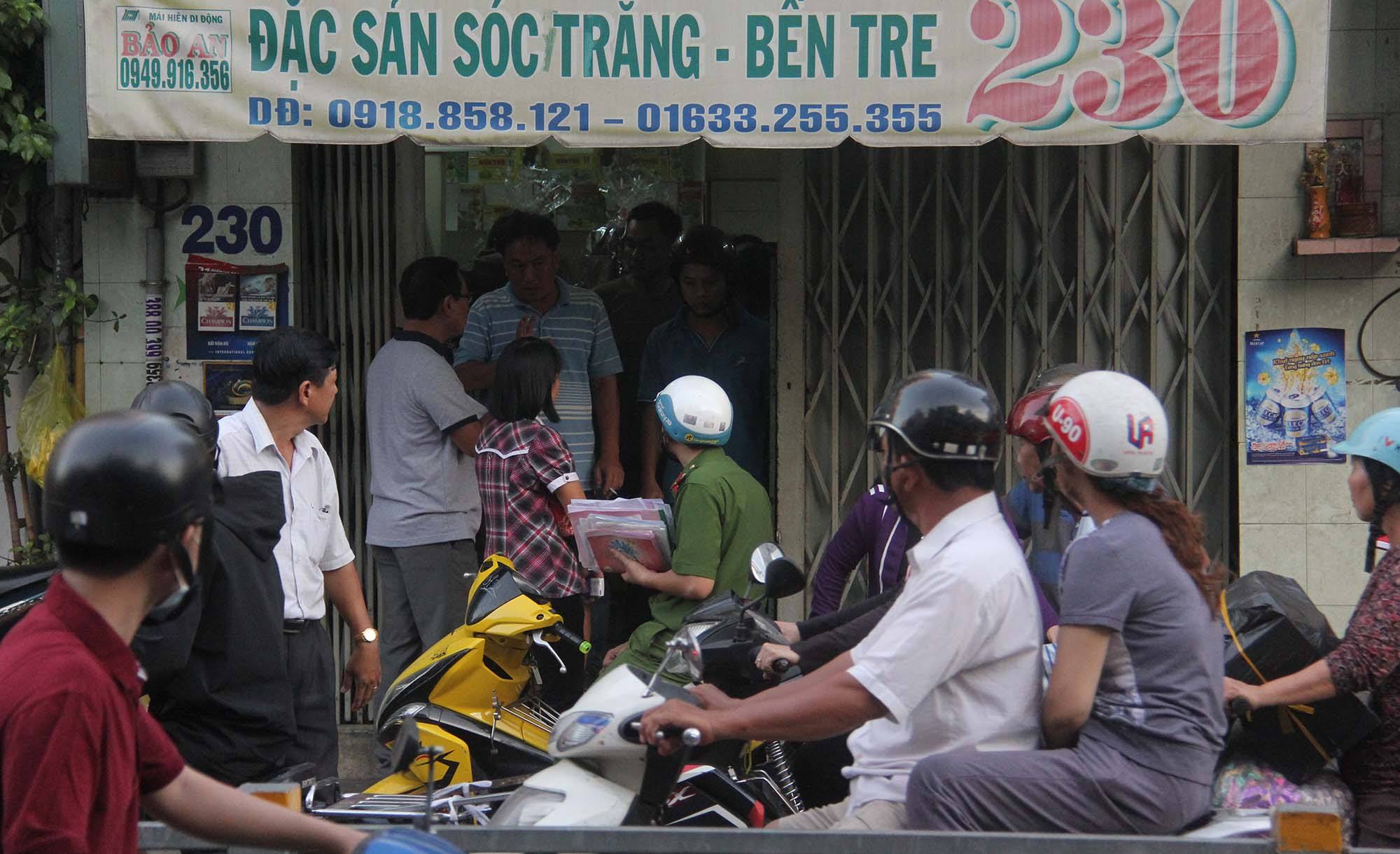 Công an quận 11 và các đơn vị nghiệp vụ Công an TP HCM đang tích cực khám nghiệm hiện trường tìm ra nguyên nhân.