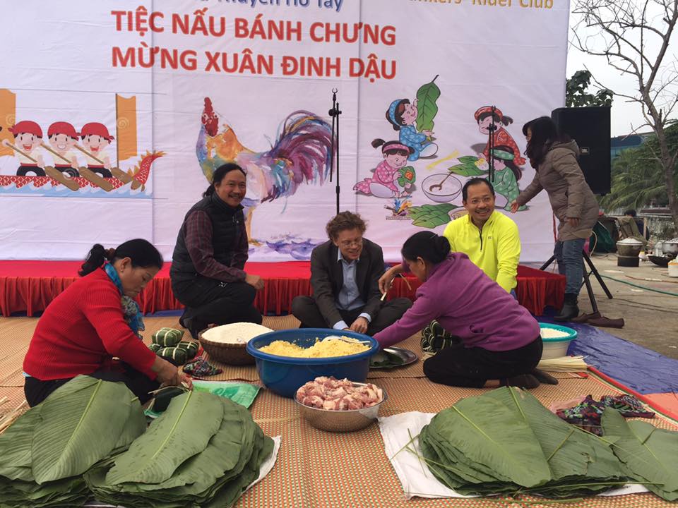 Đại sứ Pereric Högberg “trổ tài” gói bánh chưng