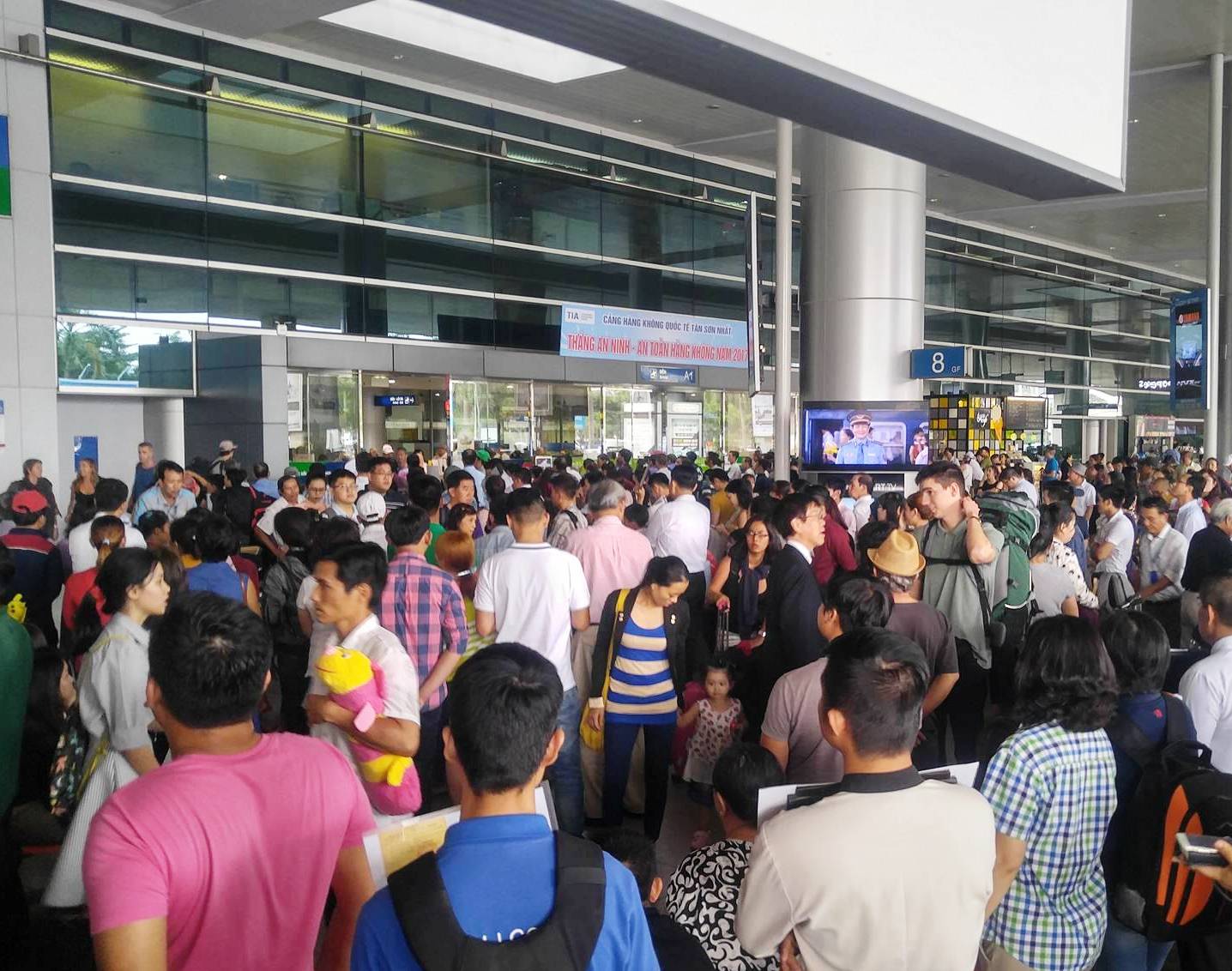 So với tối 13-1, đầu giờ chiều nay (14-1), lượng người đến sân bay có phần giảm hơn nhưng vẫn chia thành từng tốp liên tục ra vào