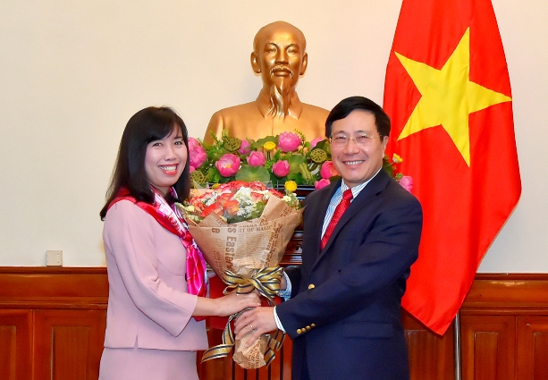 Phó Thủ tướng, Bộ trưởng Bộ Ngoại giao Phạm Bình Minh trao quyết định điều động, bổ nhiệm bà Lê Thị Thu Hằng làm Vụ trưởng Vụ Thông tin Báo chí - Người Phát ngôn Bộ ngoại giao - Ảnh: CTV