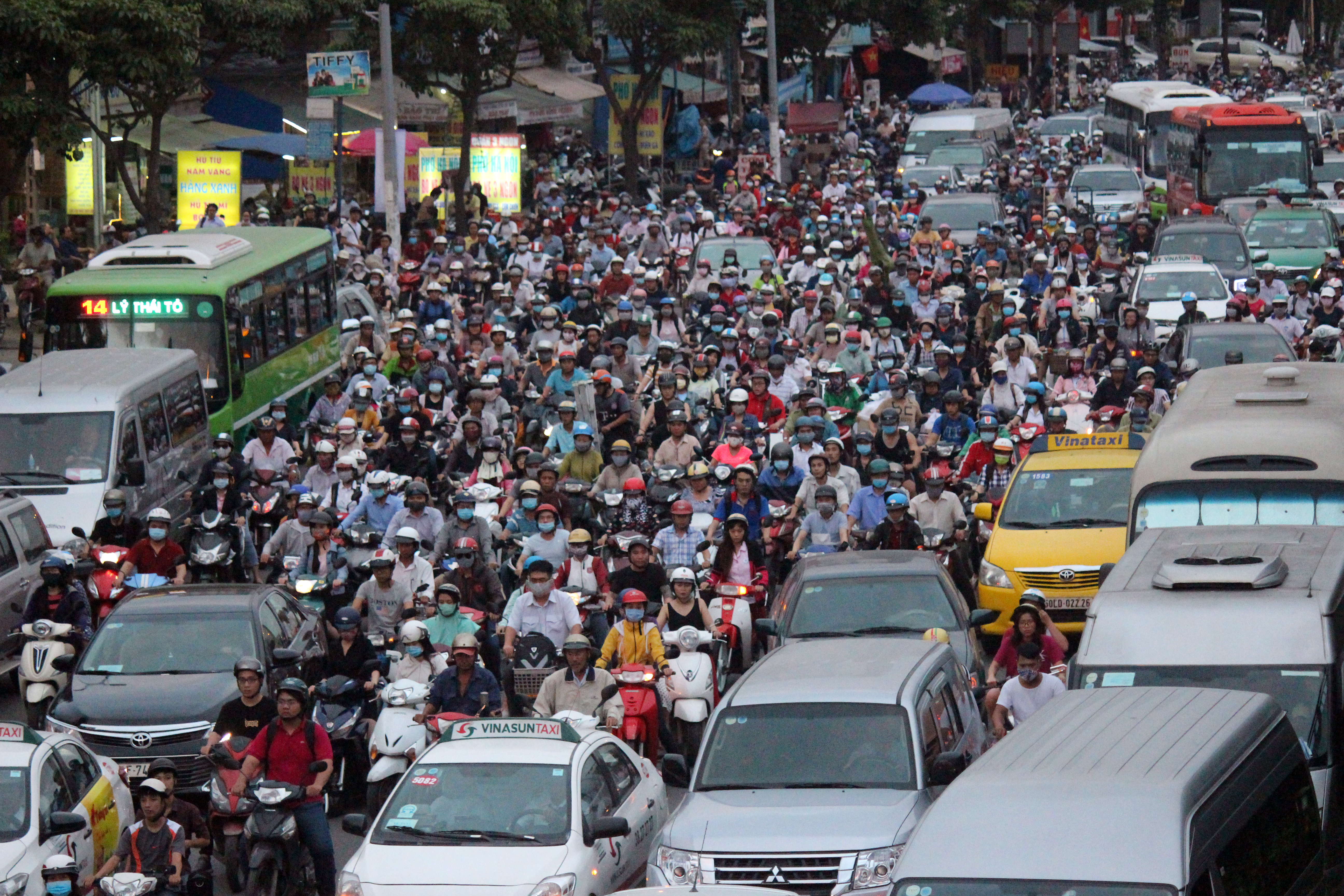 
V&agrave; ho&agrave;n to&agrave;n vỡ trận v&agrave;o khoảng 17 giờ. L&uacute;c n&agrave;y, nhiều phương ti&ecirc;n phải đứng im hơn 10 ph&uacute;t đồng hồ
