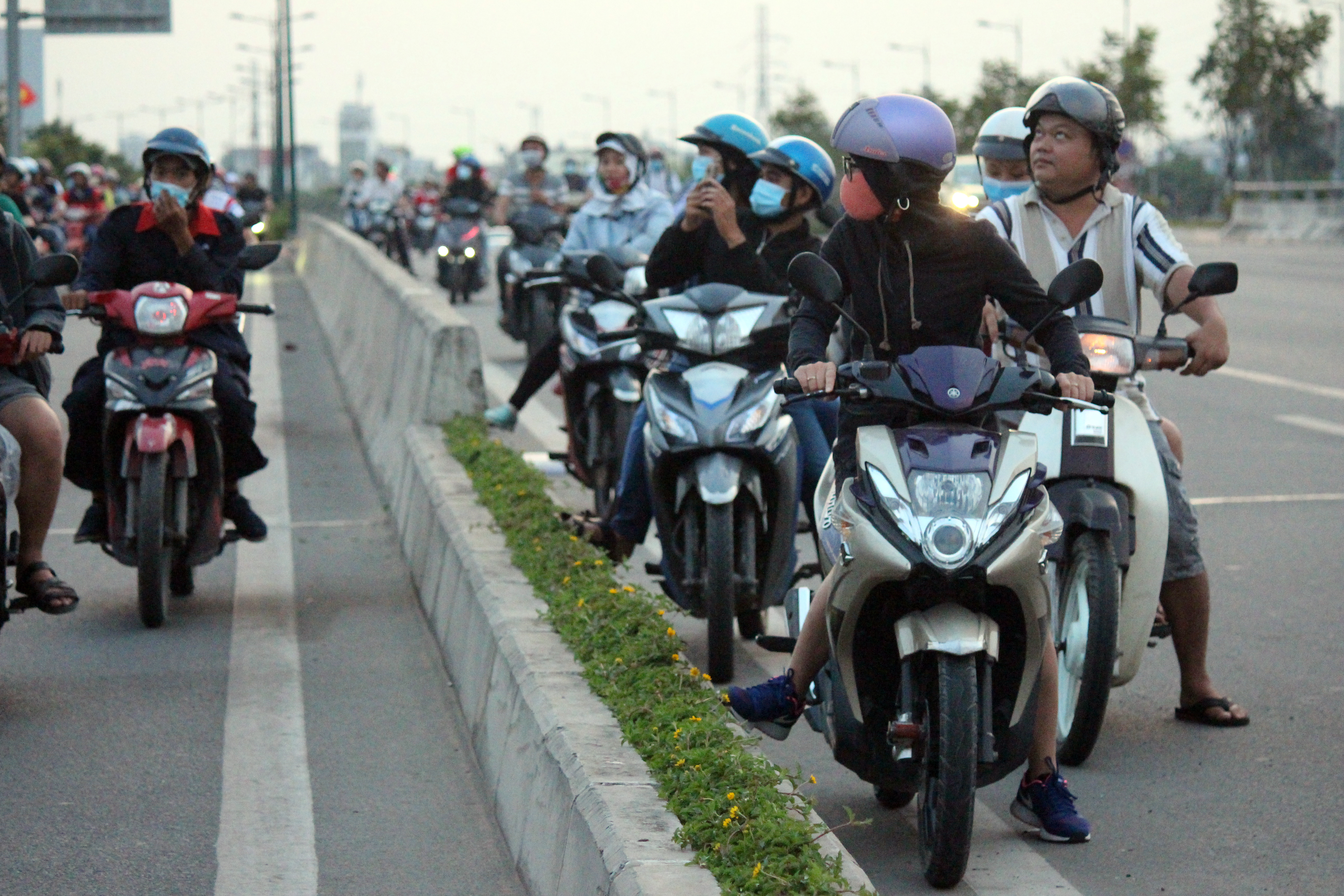 Một số người đang chạy trên làn xe ô tô cũng bị thu hút, dừng xe lại mỗi lúc mỗi đông khiến con đường ngày càng lộn xộn.