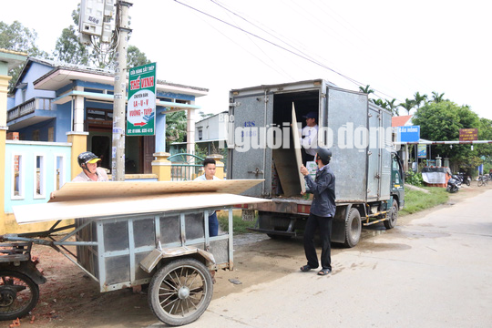 Hàng ngàn người liều mình lưu thông qua cây cầu sắp sập - Ảnh 15.