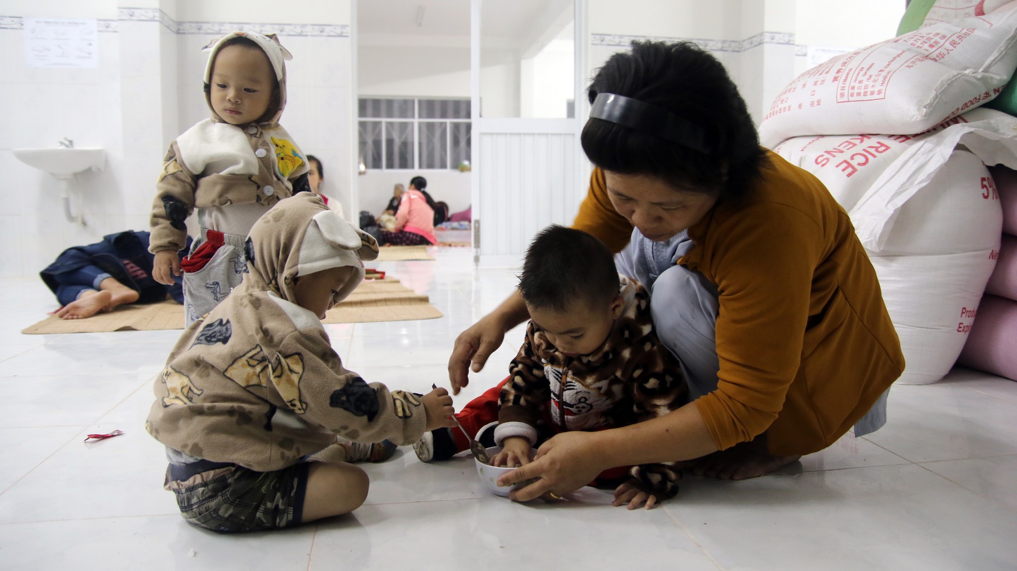 Người dân Cà Mau nín thở chờ bão số 16 (Tembin) qua nhanh - Ảnh 5.