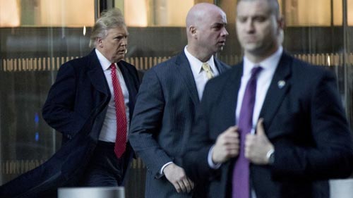 Tổng thống đắc cử Mỹ Donald Trump (tr&aacute;i) rời một cuộc họp ở TP New York h&ocirc;m 6-1 Ảnh: AP