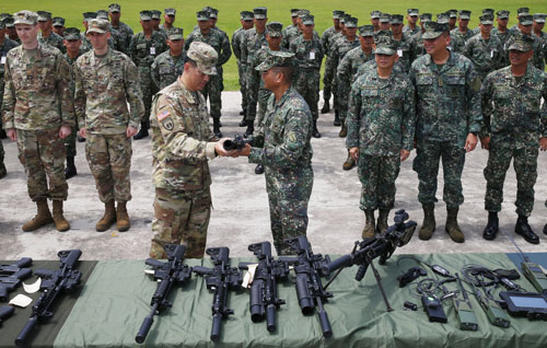 Ông Duterte khó xoay trục