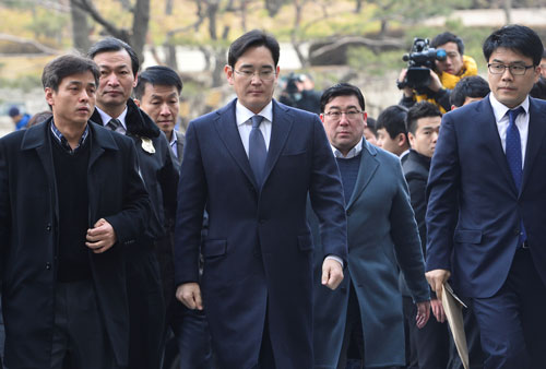 &Ocirc;ng Lee Jae-yong (giữa) đến t&ograve;a &aacute;n Seoul h&ocirc;m 16-2 Ảnh: REUTERS