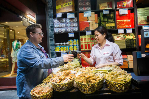Trung Quốc: Mua rau cũng quét mã QR