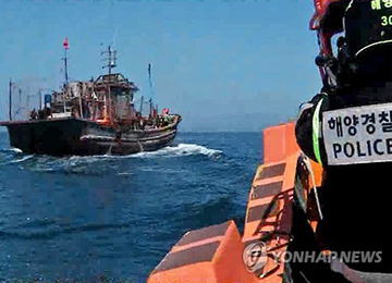 Quân đội Hàn Quốc sẽ tăng cường nỗ lực trấn áp tàu cá Trung Quốc hoạt động trái phép. Ảnh: Yonhap