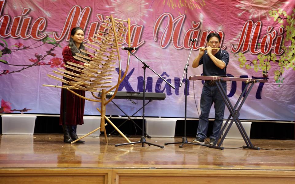 NSƯT Đinh Linh và em gái Minh Hà kh&ocirc;ng quản ngại đường xa đ&ecirc;́n bi&ecirc;̉u di&ecirc;̃n phục vụ bà con