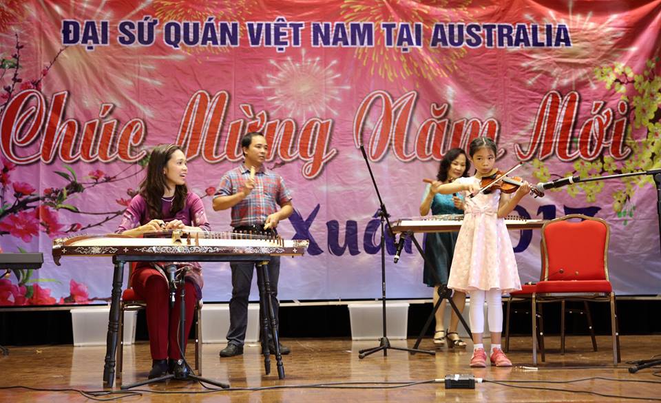 Ban nhạc của m&ocirc;̣t gia đình ki&ecirc;̀u bào tại Canberra cũng nhi&ecirc;̣t tình tham gia