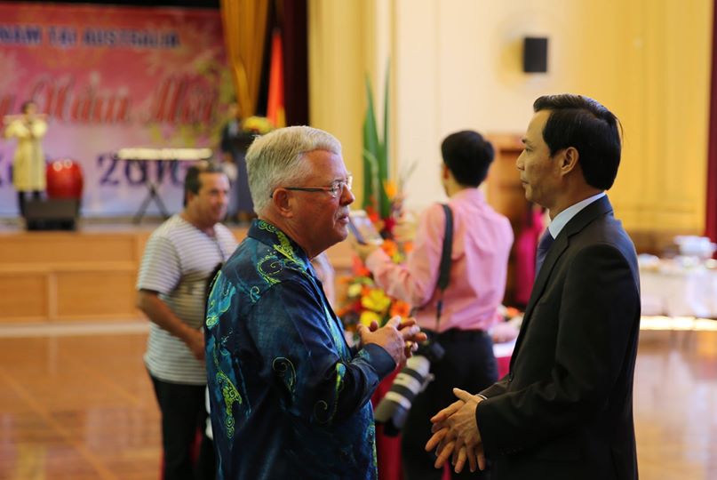 Đại sứ Việt Nam tại &Uacute;c Lương Thanh Nghị tr&ograve; chuyện c&ugrave;ng GS Carl Thayer tại T&ecirc;́t c&ocirc;̣ng đ&ocirc;̀ng. Theo Đại sứ, GS Carl Thayer là người, có th&ecirc;̉ nói, r&acirc;́t nặng lòng với Vi&ecirc;̣t Nam và r&acirc;́t nhi&ecirc;̣t tình tham gia các sự ki&ecirc;̣n do ĐSQ t&ocirc;̉ chức dù b&acirc;̣n đ&ecirc;́n m&acirc;́y. &Ocirc;ng là m&ocirc;̣t trong s&ocirc;́ hi&ecirc;́m hoi người nước ngoài thường xuy&ecirc;n đọc báo Nh&acirc;n D&acirc;n (báo gi&acirc;́y). Tr&ograve; chuyện với Đại sứ, &ocirc;ng hỏi sao vừa qua ở Việt Nam có nhi&ecirc;̀u ý ki&ecirc;́n li&ecirc;n quan tới T&ecirc;́t và khuy&ecirc;n Việt Nam kh&ocirc;ng n&ecirc;n bỏ T&ecirc;́t &acirc;m lịch.