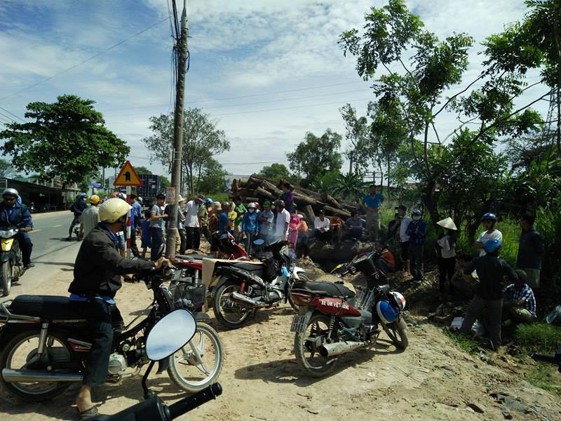 
Người d&acirc;n tại khu vực b&agrave;ng ho&agrave;ng khi xảy ra tai nạn
