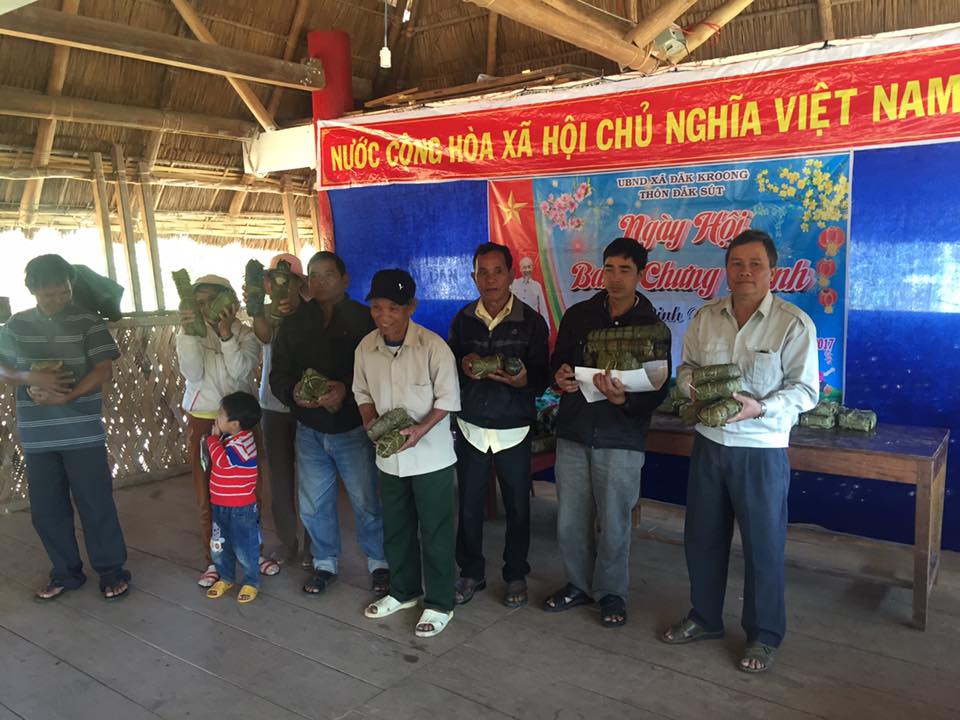 
Từ tiền Ch&iacute;nh phủ v&agrave; địa phương hỗ trợ ăn Tết, b&agrave; con d&acirc;n tộc Dẻ ở huyện Đắk Glei (Kon Tum) được nhận mỗi hộ 1 cặp b&aacute;nh chưng ngay trong ng&agrave;y 30 Tết

