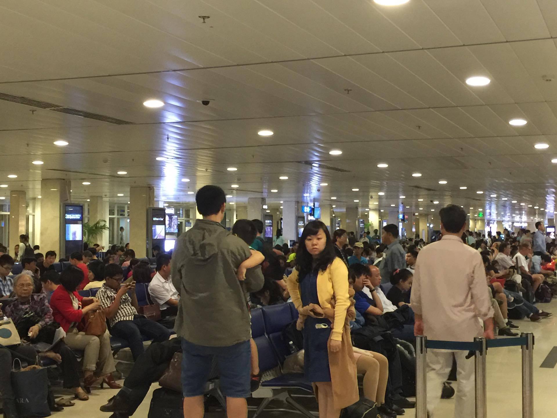 Càng về tối, sân bay Tân Sơn Nhất càng đông người.